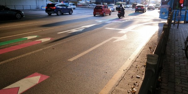6-1. 풍덕천사거리에 4차로 직우회전차로와 정지선 이설, 색깔유도선 등 노면표시를 변경했다..jpg