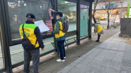 2. 바로바로기동대가 동백역 인근 버스정류장에서 광고물을 수거하고 있다..jpg