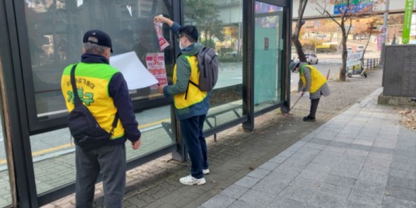 2. 바로바로기동대가 동백역 인근 버스정류장에서 광고물을 수거하고 있다..jpg