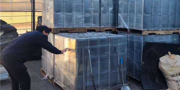 합동단속반이 철물·건재판매소 업체를 방문하여 단속하고 있다.png