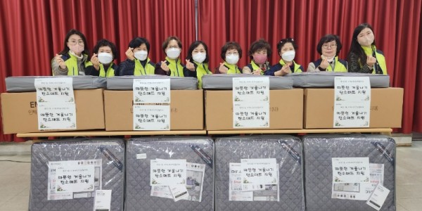 3. 죽전1동 협의체 위원들이 탄소매트 전달에 앞서 기념촬영을 하고 있다.jpeg