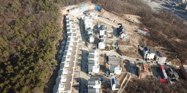 4-1. 조경계획, 도로 경사율 등이 반영되지 않은 관내 주택 단지개발 현장 모습.jpg