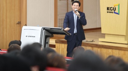 이상일 용인특례시장이 경기대학교 교육대학원에서 초·중·고 예비교사들을 대상으로 특강을 하고 있다 (2).jpg