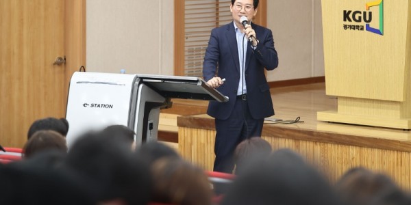 이상일 용인특례시장이 경기대학교 교육대학원에서 초·중·고 예비교사들을 대상으로 특강을 하고 있다 (2).jpg