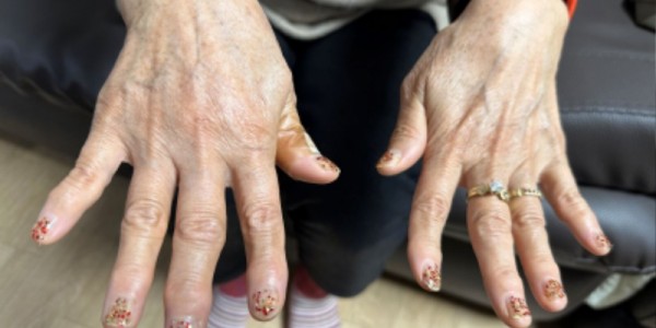 6-2. 네일아트를 받고 반짝이는 어르신의 손.JPG