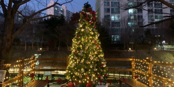 4. 풍덕천2동 청사 앞에 해피트리가 붉을 밝혔다.JPG