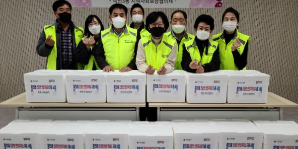 8. 죽전3동 지역사회보장협의체 위원들이 반찬 전달에 앞서 기념촬영을 하고있다.jpg