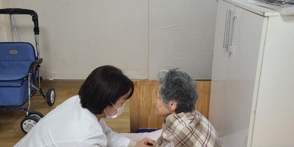 5. 기흥구보건소 방문건강관리 전담 요원이 관내 한 어르신 댁을 방문해 방한 용품을 전달하고 건강을 살피고 있는 모습.jpeg