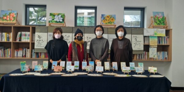 6. 남사읍 주민자치위원회 위원들과 수강생들이 작품 앞에서 기념촬영을 하고 있다..jpeg