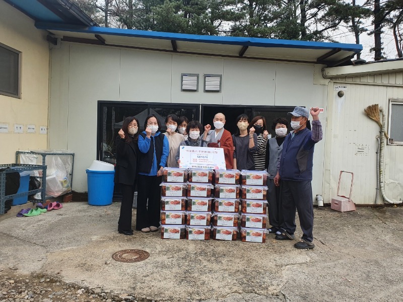 9. 대한불교조계종 대덕사(주지 탄우)에서 연말 연시를 맞아 어려운 이웃들에게 전해달라며 성금 200만원과 김장 김치 20통(140kg)을 기탁했다.jpg