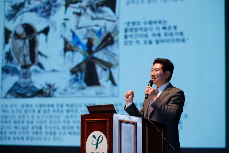 이상일 용인특례시장이 용인대학교 교육대학원 학술 세미나에 강연자로 참석해 200여 명의 학생에게 리더가 가져야 할 덕목과 경계해야 할 것들을 이야기 하고 있다. (5).jpg