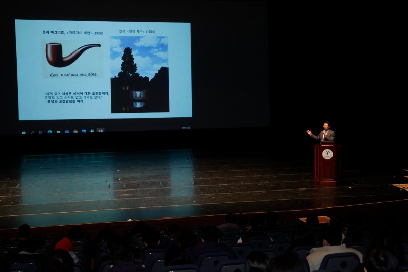 이상일 용인특례시장이 용인대학교 교육대학원 학술 세미나에 강연자로 참석해 200여 명의 학생에게 리더가 가져야 할 덕목과 경계해야 할 것들을 이야기 하고 있다. (1).jpg