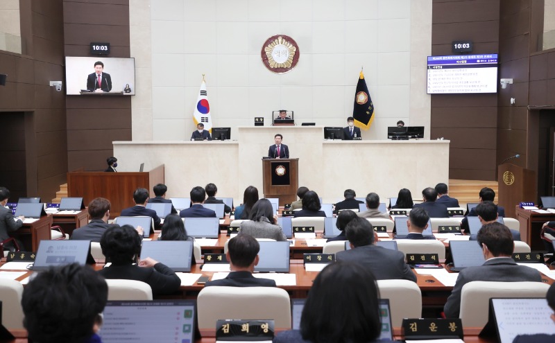 5-3. 이상일 용인특례시장이 5일 제268회 용인시의회 제2차 정례회에서 내년 시정운영 방향을 설명하고있다.JPG