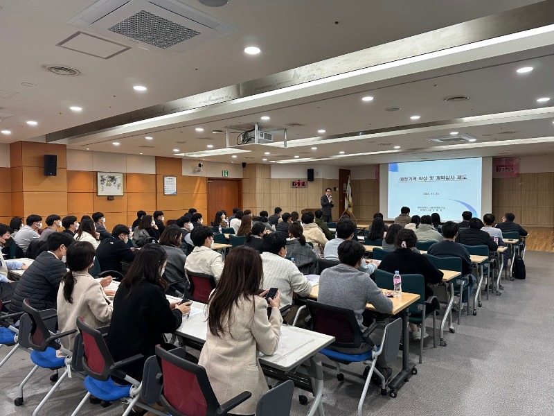 4-2. 용인특례시는 지난달 28일 경희대 고형진 연구원을 초빙해 관련 부서 담당자 70명을 대상으로 계약심사 직무역량 강화교육을 했다..jpg