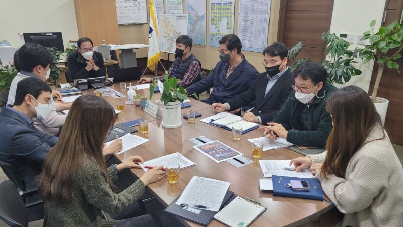 1. 지난달 28일 수지구 관계자들이 성복천 수질환경 개선 대책을 논의하고 있다.JPG