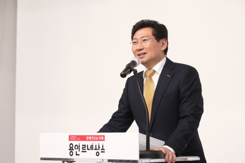 12-2. 이상일 시장이 14일 시청 컨벤션홀에서 열린 (사)경기도여성단체협의회 용인시지회 사업성과 보고회에 참석해 인사말을 하고 있다..JPG