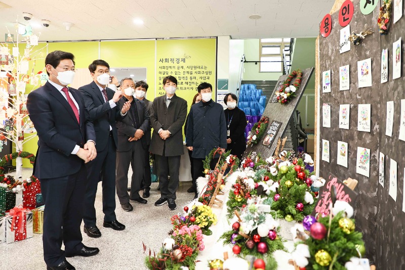 8-3. 이상일 용인특례시장이 용인지역자활센터 사업보고회에서 참가자들이 만든 캘리그라피 전시를 보고있다.jpg