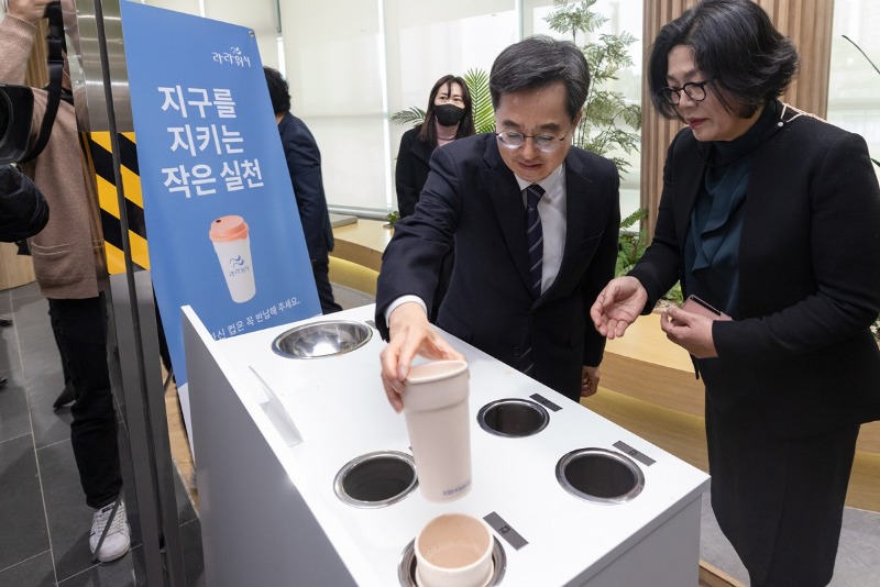 지난 15일 경기도청에서 열린 경기도 1회용 프라스틱 제로 선포식에서 김동연 경기도지사가 사용한 컵을 다회용 컵 수거함에 반납하고 있는 모습.jpg