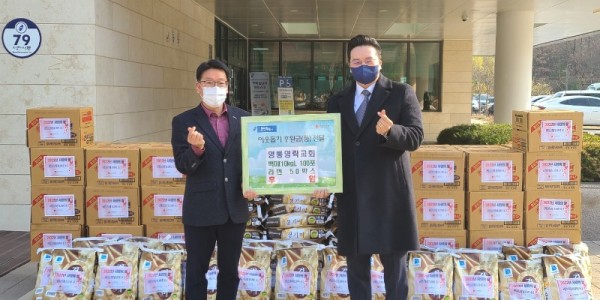 6. 지난 1일 영통영락교회(담임목사 고요셉)에서 어려운 이웃들에게 전해달라며 10kg짜리 백미 100포, 라면(40개입) 50박스 등 총 500만원 상당 물품을 기탁했다.jpg