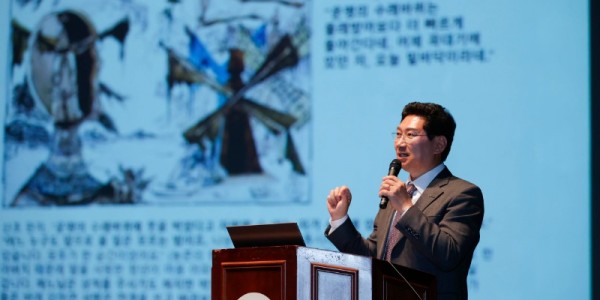 이상일 용인특례시장이 용인대학교 교육대학원 학술 세미나에 강연자로 참석해 200여 명의 학생에게 리더가 가져야 할 덕목과 경계해야 할 것들을 이야기 하고 있다. (5).jpg