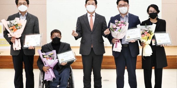 이상일 용인특례시장이 2일 ‘2022년 장애인 평생교육 성과공유회’에서 유공자 표창을 받은 기관 관계자들과 기념촬영을 하고 있다..jpg