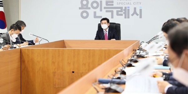 이상일 용인특례시장이 5일 간부공무원 회의를 주재하고 있다.jpg