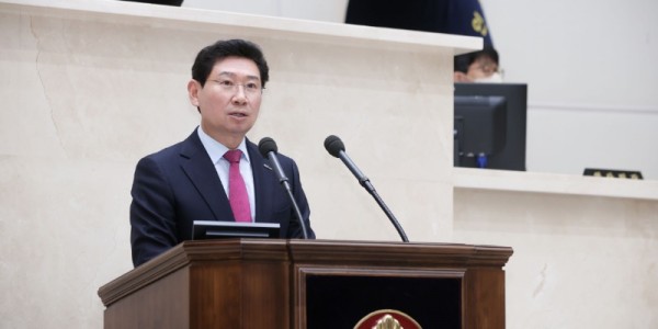 5-1. 이상일 용인특례시장이 5일 제268회 용인시의회 제2차 정례회에서 내년 시정운영 방향을 설명하고있다.JPG