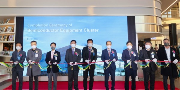 이상일 용인특례시장이 서플러스글로벌 반도체 장비 클러스터 준공식에서 관계자들과 테이프 커팅을 하고 있다..jpeg