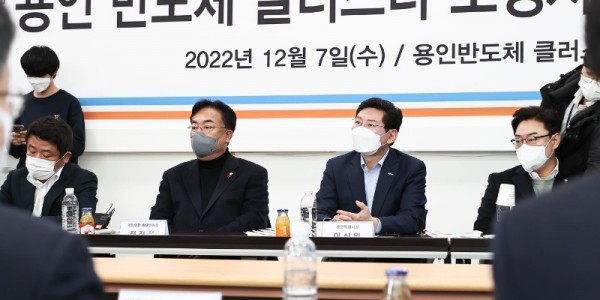 이상일 용인특례시장이 7일 정진석 국민의힘 비상대책위원장 등과 용인 반도체클러스터 조성 사업에 대해 이야기하고 있다..jpg