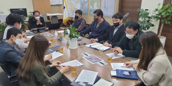 1. 지난달 28일 수지구 관계자들이 성복천 수질환경 개선 대책을 논의하고 있다.JPG