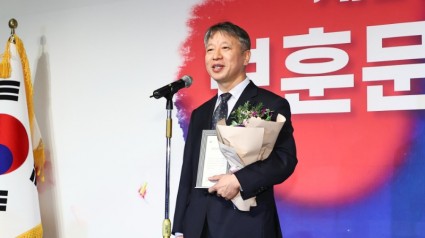 8-1. 이희준 용인특례시 제1부시장이 제23회 보훈문화상 시상식에 참석해 수상 소감을 말하고 있다..jpg