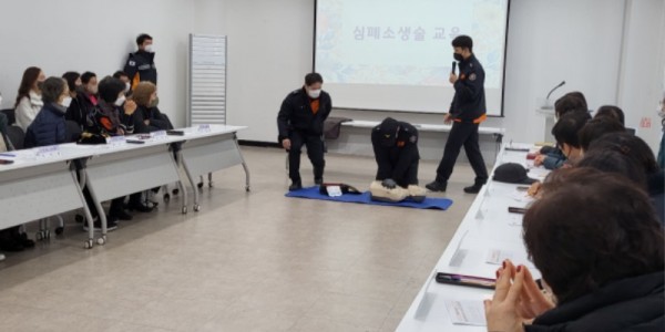 3-1. 기흥119안전센터 대원들이 참가자들에게 응급상황 발생 시 대처 요령 등 이론 교육을 한 후 교육용 마네킹을 활용한 실습교육을 진행하고 있다..jpg