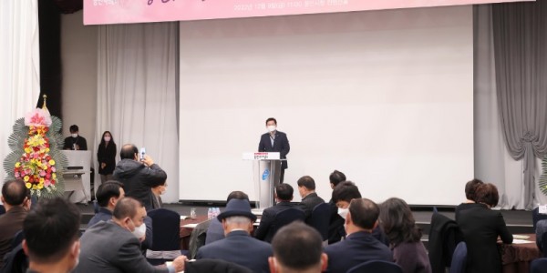 이상일 용인특례시장이 9일 용인시장학재단 창립 21주년 기념식에서 인사말을 하고 있다..JPG