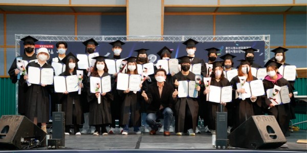 이상일 용인특례시장이 10일 ‘2022 안녕 아름다운 꿈드림 페스티벌’에서 꿈드림 졸업생들과 기념촬영을 하고 있다..jpg