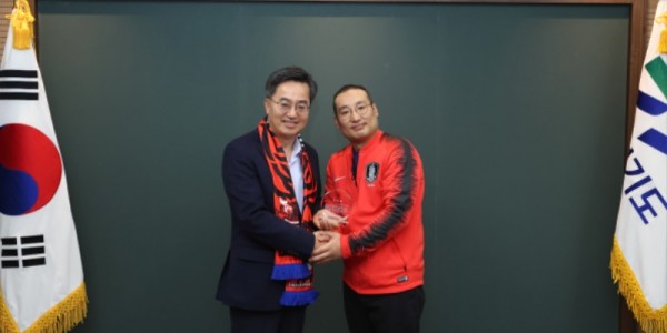 김동연 지사, 붉은악마 경기지부에 감사패 수상(1).jpg