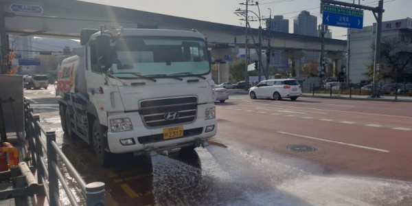 3. 용인특례시가 제4차 미세먼지 계절관리제 목표 실현을 위해 세부계획을 수립했다. 사진은 미세먼지 농도가 짙은 날 살수차를 동원하는 모습..jpeg