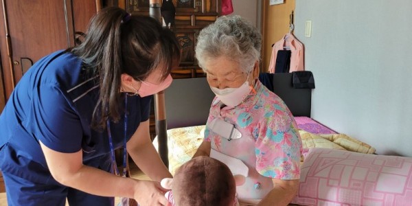 5. 처인구보건소 치매안심센터 치매 사례관리 전담팀이 치매 어르신의 집을 방문해 AI돌봄로봇 효돌이를 전달하고 사용방법을 설명하고 있는 모습.JPG