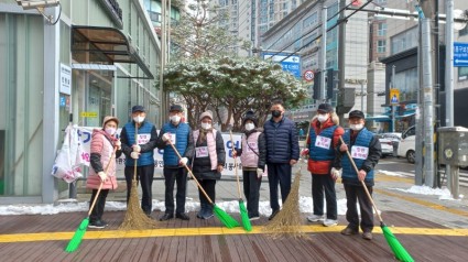 8. 신갈동 칭찬동아리 회원들이 제설 작업을 한 후 사진을 찍고 있다..jpg