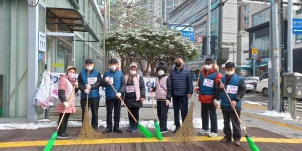 8. 신갈동 칭찬동아리 회원들이 제설 작업을 한 후 사진을 찍고 있다..jpg