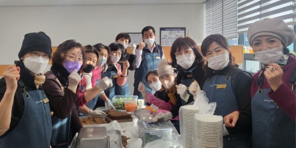 9. 남사읍 주민자치위원들이 어르신에게 대접할 반찬을 만들고 있다..jpg