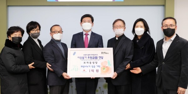 이상일 용인특례시장이 15일 1억 원을 기탁한 보라동성당 방상만 주임신부 및 관계자들과 기념촬영을 하고 있다..JPG