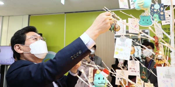 8-2. 이상일 용인특례시장이 용인지역자활센터 사업보고회에서 소원 나무에 새해 희망이 적힌 카드를 걸고 있다.jpg