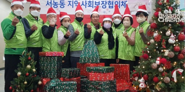 221221_서농동, 협의체서 취약계층 어린이 27명에 크리스마스 선물 전달_사진.jpg