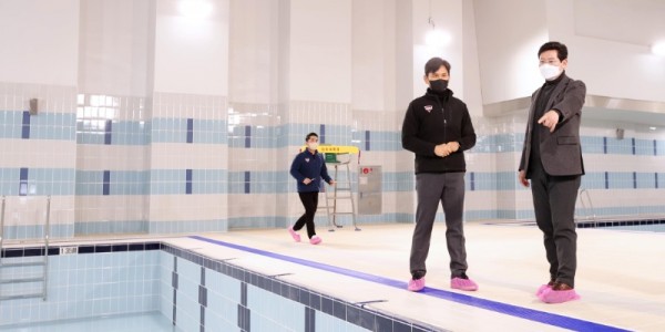 이상일 용인특례시장이 21일 시설개선공사를 마친 용인시평생학습관 수영장을 찾아 시민들의 이용에 문제가 없는지 살피고 있다. (1).JPG