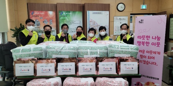 9. 죽전2동 지역사회보장협의체가 취약계층 15가구에 이불과 식료품을 전달했다.jpg