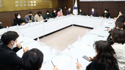 이상일 용인특례시장이 26일 초등학교 교장들과 만나 교육 현안에 대해 자유롭게 이야기 하고 있다..jpg