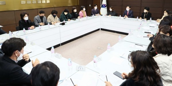 이상일 용인특례시장이 26일 초등학교 교장들과 만나 교육 현안에 대해 자유롭게 이야기 하고 있다..jpg