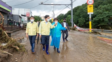 8월 9일 김동연 경기도지사가 경기도 용인시 고기동 침수 현장을 방문해 피해상황을 점검하고 있다.jpg