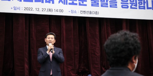 이상일 용인특례시장은 27일 공무직근로자, 청원경찰 재직기념패 수여식에서 인사말을 하고 있다. (1).JPG