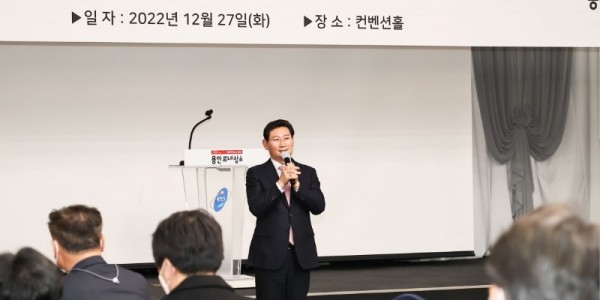 8-1. 이상일 용인특례시장이 27일 깨끗한 도시환경 조성 유공자 표장 수여식에서 인사말을 하고 있다.jpg